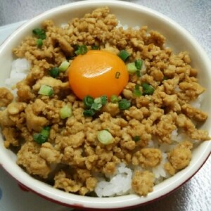 また食べたくなる！「鶏そぼろで月見丼」